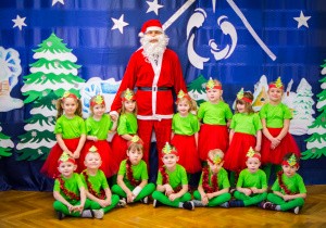 Zdjęcie grupowe na tle świątecznej dekoracji