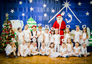 Zdjęcie grupowe na tle świątecznej dekoracji