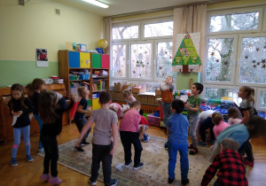 Dzieci tańczą na rytmice