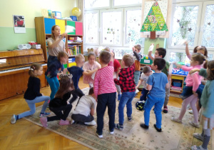 Dzieci tańczą na rytmice