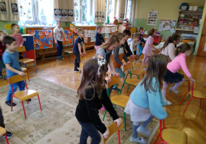 Dzieci tańczą na rytmice