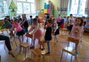 Dzieci tańczą na rytmice