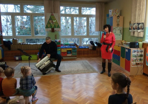 Dzieci poznają budowę akordeonu.