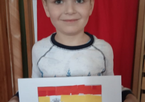 Chłopiec prezentuje flagę Hiszpanii.