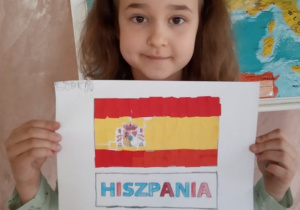 Dziewczynka prezentuje flagę Hiszpanii.