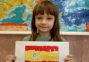 Dziewczynka prezentuje flagę Hiszpanii.