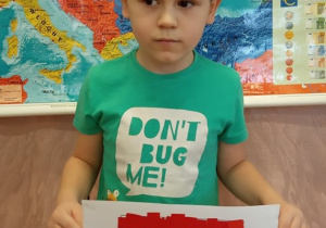 Chłopiec prezentuje flagę Hiszpanii.