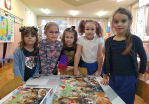 Dzieci ułożyły puzzle.