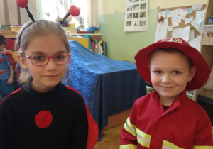 Dzieci w przebraniach uśmiechają się podczas trwania balu.
