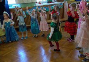 Dzieci tańczą podczas balu karnawałowego