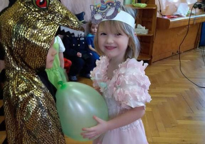 Dzieci tańczą podczas balu karnawałowego