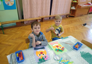 Dzieci pracują przy stolikach