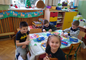 Dzieci pracują przy stolikach