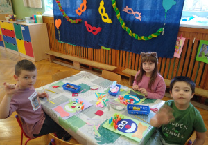 Dzieci pracują przy stolikach