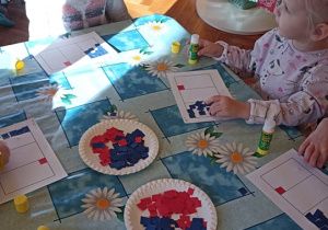 dzieci wyklejają flagę Francji papierwm kolorowym