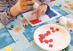 dzieci wyklejają flagę Francji papierwm kolorowym