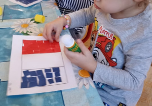dzieci wyklejają flagę Francji papierwm kolorowym