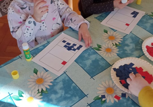 dzieci wyklejają flagę Francji papierwm kolorowym