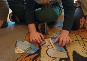 dzieci układają puzzle - zabytki Francji