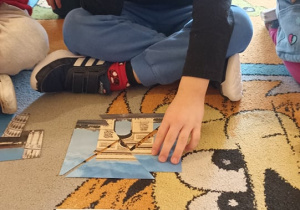 dzieci układają puzzle - zabytki Francji