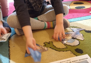 dzieci układają puzzle - zabytki Francji