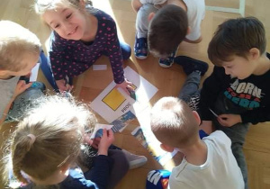 Dzieci pracują na dywanie