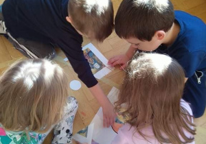 Dzieci pracują na dywanie
