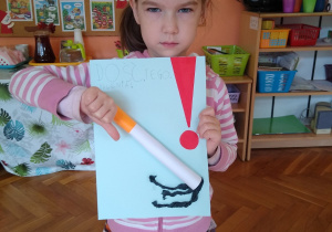 Dziewczynka robi groźną minę