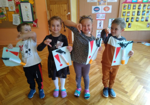 Dzieci robią groźną minę