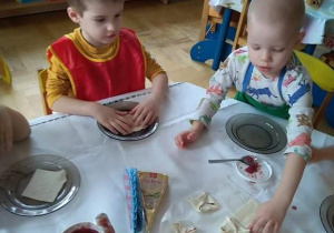 Dzieci przygotowują francuskie ciastka