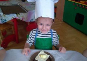 Dzieci przygotowują francuskie ciastka