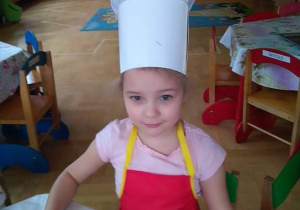 Dzieci przygotowują francuskie ciastka