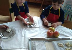 Dzieci przygotowują francuskie ciastka