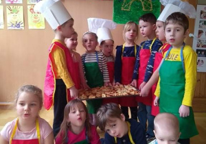 Dzieci pozują z przygotowanymi przez siebie francuskimi przysmakami