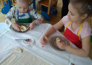 Dzieci przygotowują francuskie ciastka