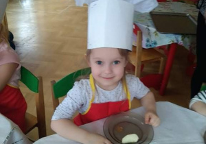 Dzieci przygotowują francuskie ciastka