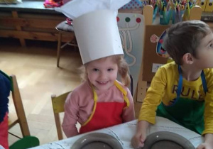 Dzieci przygotowują francuskie ciastka