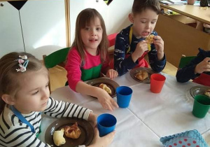 Dzieci przygotowują francuskie ciastka