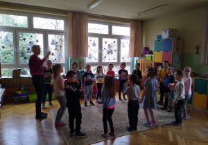 Dzieci wspólnie śpiewają piosenkę o figurach geometrycznych.