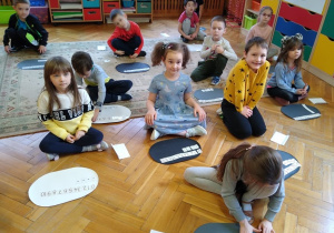 Dzieci słuchają zadania na dodawanie.