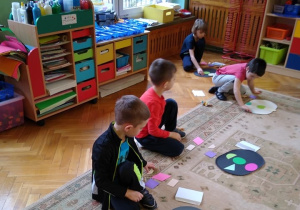 Dzieci rozpoznają figury i układają "dyktando" geometrycznego.