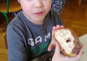 Chłopiec podczas podwieczorku