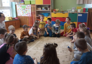 Dzieci wymyślają "okrzyk kibica".