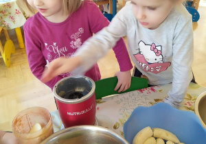 Dzieci przygotowują koktajl