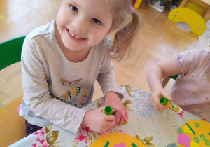 Dzieci wykonują pracę plastyczną - pizza z kolorowego papieru