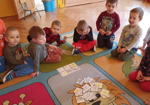 na dywanie leżą różne symbole pogody