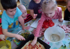 Dzieci przygotowują pizzę