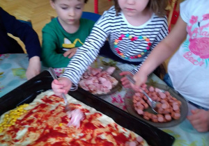 Dzieci przygotowują pizzę