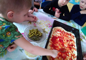 Dzieci przygotowują pizzę