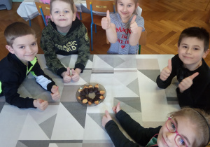 Częstujemy się ciasteczkami.